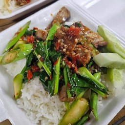 คะน้าหมูกรอบ