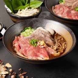 ก๋วยเตี๋ยวเรือน้ำตกเนื้อน้ำ