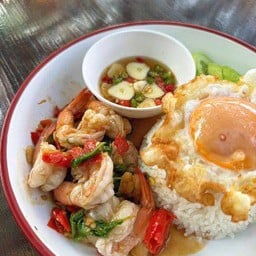 กระเพรากุ้งพิเศษไข่ดาวราดข้าว