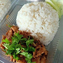 ข้าวเนื้อกระเทียม