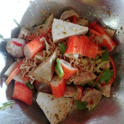 ยำ มาม่า ไก่ยอ ปูอัด