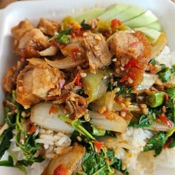 กระเพราหมูกรอบ