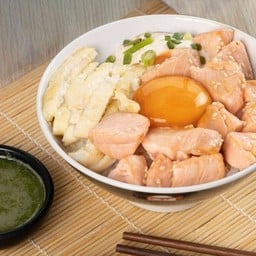 ข้าวแซลมอนเต๋าเบิร์นไข่ดองโซยุ