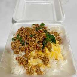 ข้าวกระเพราหมูสับไข่ข้น