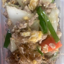 ผัดวุ้นเส้นใส่ไข่ราดข้าว