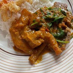 ข้าวพริกแกงใต้เนื้อตุ๋น