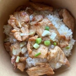 หมูกระเทียมราดข้าว