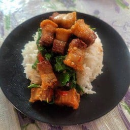 ข้าวราดกะเพราหมูกรอบๆ