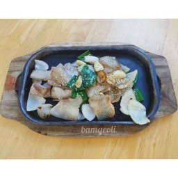 สามชั้นผัดกระเทียมเกาหลี pork belly stir fried with garlic,onion,spring onion