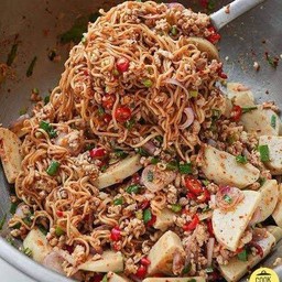 ยำมาม่าหมูสับ + หมูยอ