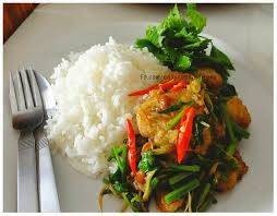 ปลาผัดขึ้นช้าย ราดข้าว