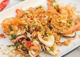 กุ้ง ปลาหมึกคั่วพริกเกลือ