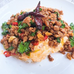 กะเพราหมูสับ ไข่เยิ้ม