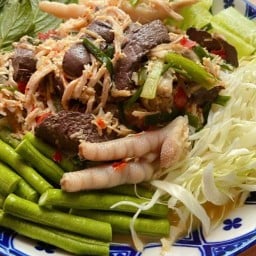 กะเพรา เมี่ยงหมูสามชั้น ชา ขนมหวาน