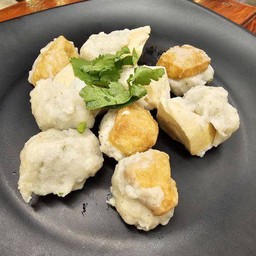 ลูกชิ้นแคะลวก (ขาว+เหลือง 8 ลูก)