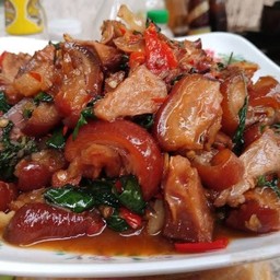 ข้าวกะเพราขาหมู