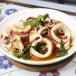 กะเพราปลาหมึก กับข้าว