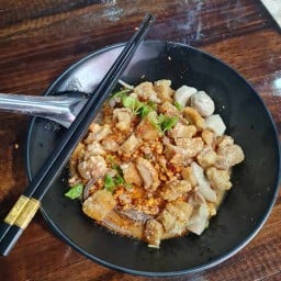 ก๋วยเตี๋ยวต้มยำ แม่ค้าปากแซ่บ