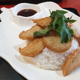 ข้าวหน้าหมูยอทอด น้ำจิ้มแจ่ว