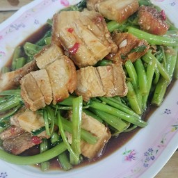 ผัดผักบุ้งหมูกรอบ ( กับข้าว)
