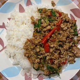 ข้าวราดผัดกะเพรา