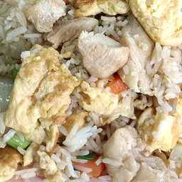 ข้าวผัดเนื้อไก่ส่วนน่องสะโพก (ขนาดกลาง ทาน 2-3 คน)