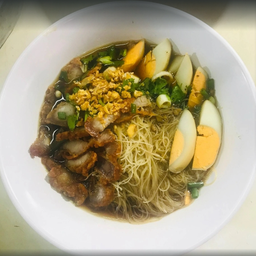 เส้นหมี่หมูกรอบไข่