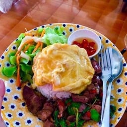 ข้าวกระเพราเครื่องในไข่่ข้น