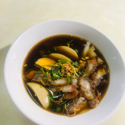 ก๋วยจั๊บหมูกรอบไข่