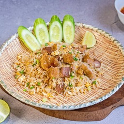 ข้าวผัดหมูกรอบ