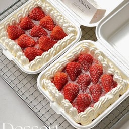 Miss  strawberry  bento square cake mini size 10cm