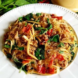 วุ้นเส้นกะเพราหน่อไม้ไก่สับ