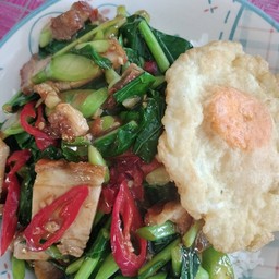 คะน้าหมูกรอบไข่ดาวราดข้าว
