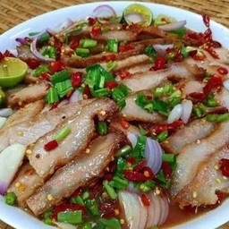 ยำคอหมูย่าง