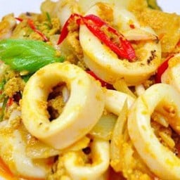 ปลาหมึกผัดผงกระหรี่