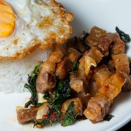 ข้าวกะเพราสามชั้นทอด