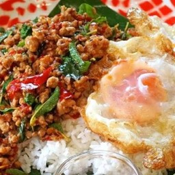 ผัดกระเพาหมูสับ+ไข่ดาว