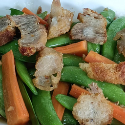 ถั่วลันเตาผัดน้ำมันหอยใส่หมูกรอบ