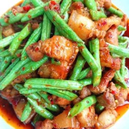 ข้าวหมูสามชั้นผัดพริกแกง