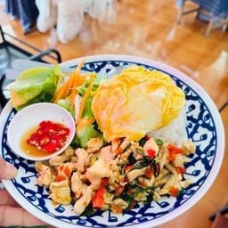 ข้าวกระเพราไก่ไข่ข้น