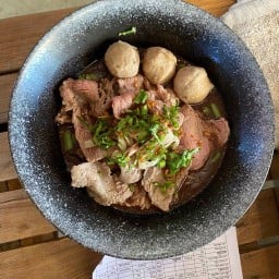 ก๋วยเตี๋ยวเรือ ออนเดอะบัส -