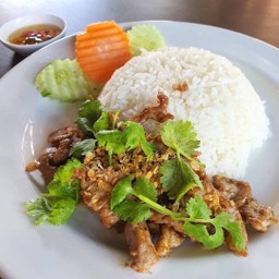 ข้าวหมูกระเทียมพริกไทยคลุกงา