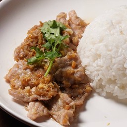 ข้าวหมูกระเทียม