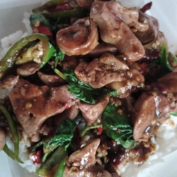 กะเพราเครื่องในไก่