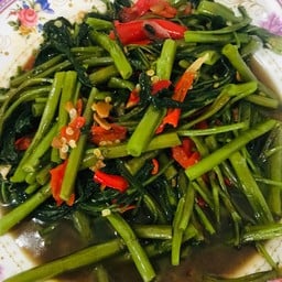 ผัดผักบุ้ง กับข้าว