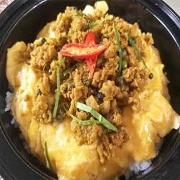 ข้าวไข่ข้นคั่วกลิ้งหมูสับ