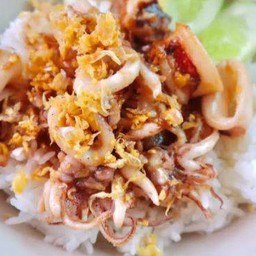 หมึกทอดกระเทียมราดข้าว