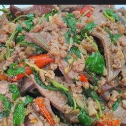กระเพราหมูสับ+ตับหมูเป็นกับข้าว