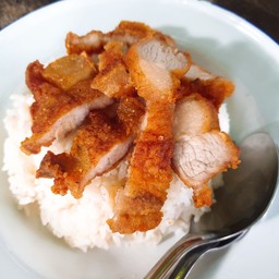 ข้าวราดหมูสามชั้นทอดน้ำปลา