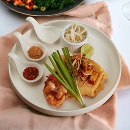 คลาสสิคผัดไทกุ้งสดห่อไข่